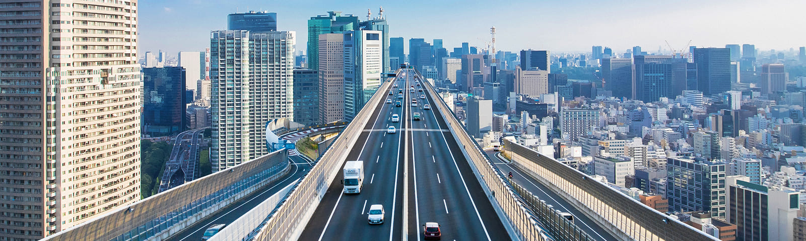 都市高速を走る車列の俯瞰写真